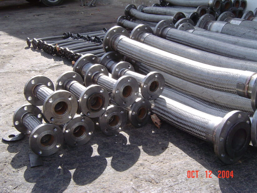لوله های فلکسیبل در سایزهای مختلف مربوط به یکی از مراکز فولاد
